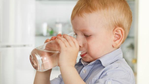 Bố mẹ nên sử dụng nước muối sinh lý xúc miệng cho trẻ