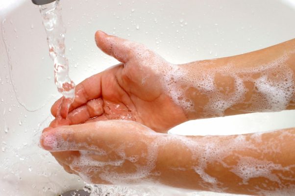 Bố mẹ và trẻ phải hình thành thói quen thường xuyên rửa tay bằng xà phòng nhiều lần